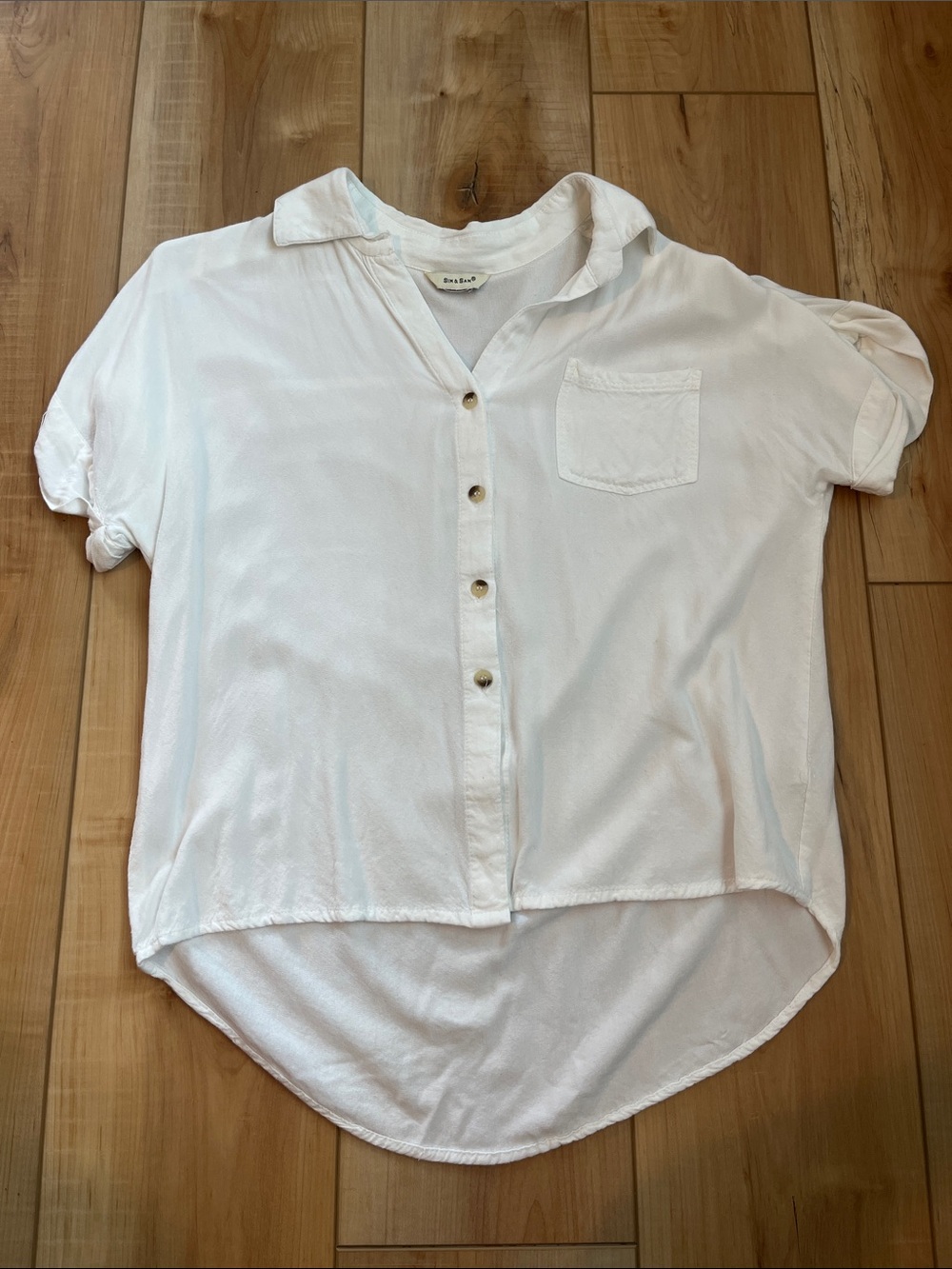 Casual White Short-Sleeve Button-Down Shirt (Small)